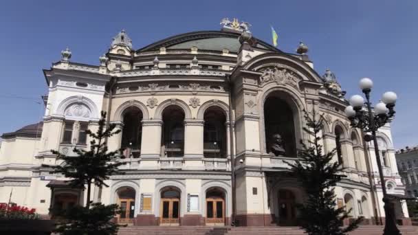 Architektura Kijowa. Ukraina: Narodowa Opera Ukrainy. Widok z lotu ptaka, zwolnione tempo — Wideo stockowe