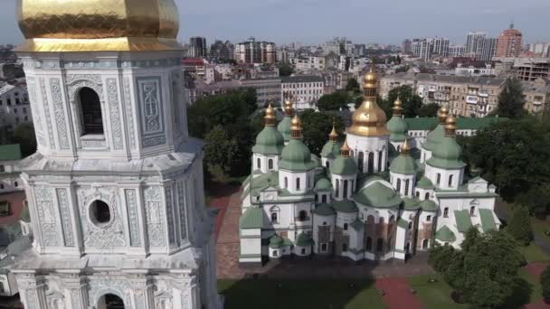 Kiev-arkitekturen. Ukraina: Sofiakatedralen i Kiev. Flygvy, slow motion — Stockvideo