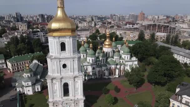 Architektura Kyjeva. Ukrajina: Katedrála sv. Sofie v Kyjevě. Letecký pohled, zpomalený pohyb — Stock video