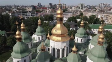 Kyiv 'in mimarisi. Ukrayna: Kyiv 'deki Aziz Sophias Katedrali. Hava görüntüsü, yavaş çekim