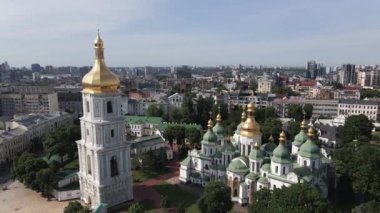 Kyiv 'in mimarisi. Ukrayna: Kyiv 'deki Aziz Sophias Katedrali. Hava görüntüsü, yavaş çekim