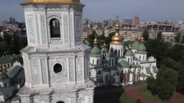 Kyiv 'in mimarisi. Ukrayna: Kyiv 'deki Aziz Sophias Katedrali. Hava görüntüsü, yavaş çekim