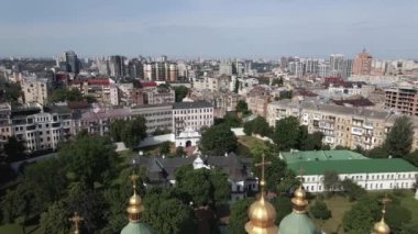 Kyiv 'in mimarisi. Ukrayna: Kyiv 'deki Aziz Sophias Katedrali. Hava görüntüsü, yavaş çekim