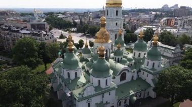 Kyiv 'in mimarisi. Ukrayna: Kyiv 'deki Aziz Sophias Katedrali. Hava görüntüsü, yavaş çekim