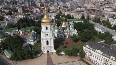 Kyiv 'in mimarisi. Ukrayna: Kyiv 'deki Aziz Sophias Katedrali. Hava görüntüsü, yavaş çekim