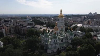 Kyiv 'in mimarisi. Ukrayna: Kyiv 'deki Aziz Sophias Katedrali. Hava görüntüsü, yavaş çekim