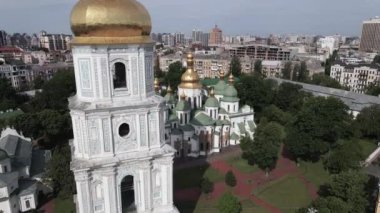 Kyiv 'in mimarisi. Ukrayna: Kyiv 'deki Aziz Sophias Katedrali. Hava görüntüsü, yavaş çekim