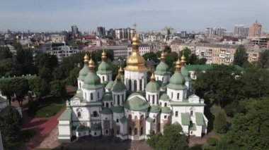 Kyiv 'in mimarisi. Ukrayna: Kyiv 'deki Aziz Sophias Katedrali. Hava görüntüsü, yavaş çekim