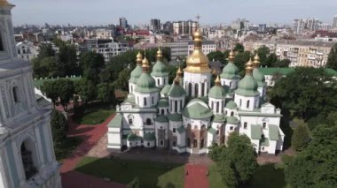 Kyiv 'in mimarisi. Ukrayna: Kyiv 'deki Aziz Sophias Katedrali. Hava görüntüsü, yavaş çekim