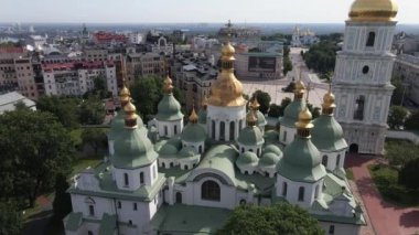 Kyiv 'in mimarisi. Ukrayna: Kyiv 'deki Aziz Sophias Katedrali. Hava görüntüsü, yavaş çekim