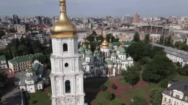 Kyiv 'in mimarisi. Ukrayna: Kyiv 'deki Aziz Sophias Katedrali. Hava görüntüsü, yavaş çekim