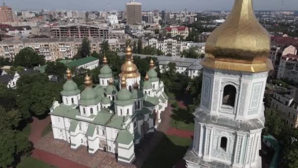 De architectuur van Kiev. Oekraïne: Kathedraal van Saint Sophias in Kiev. Luchtfoto, slow motion — Stockvideo