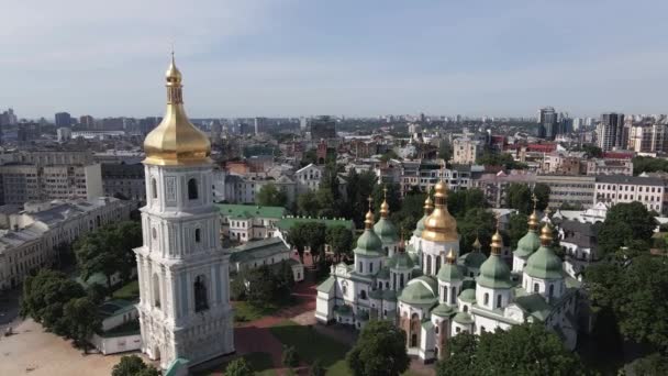 De architectuur van Kiev. Oekraïne: Kathedraal van Saint Sophias in Kiev. Luchtfoto, slow motion — Stockvideo
