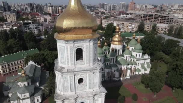 La arquitectura de Kiev. Ucrania: Catedral de Santa Sofía en Kiev. Vista aérea, cámara lenta — Vídeo de stock