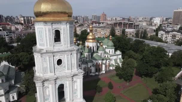 La arquitectura de Kiev. Ucrania: Catedral de Santa Sofía en Kiev. Vista aérea, cámara lenta — Vídeo de stock