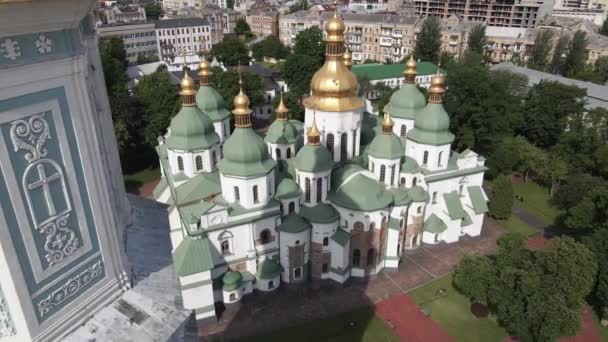 De architectuur van Kiev. Oekraïne: Kathedraal van Saint Sophias in Kiev. Luchtfoto, slow motion — Stockvideo