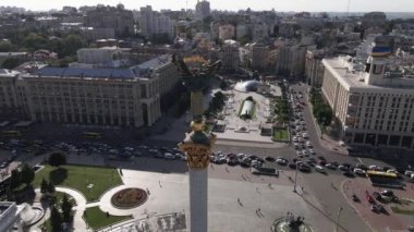 Kyiv 'in mimarisi. Ukrayna: Independence Meydanı, Meydan. Hava görüntüsü, yavaş çekim