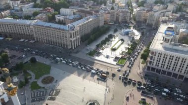 Kyiv 'in mimarisi. Ukrayna: Independence Meydanı, Meydan. Hava görüntüsü, yavaş çekim
