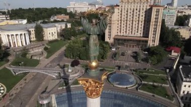 Kyiv 'in mimarisi. Ukrayna: Independence Meydanı, Meydan. Hava görüntüsü, yavaş çekim