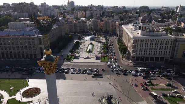 Kyiv 의 건축. 우크라이나: 독립 광장, 마이 단. 공중에서 보고, 느린 동작 — 비디오