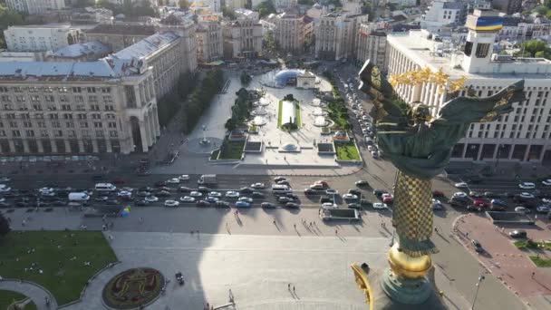 Kiev-arkitekturen. Ukraina: Självständighetstorget, Maidan. Flygvy, slow motion — Stockvideo