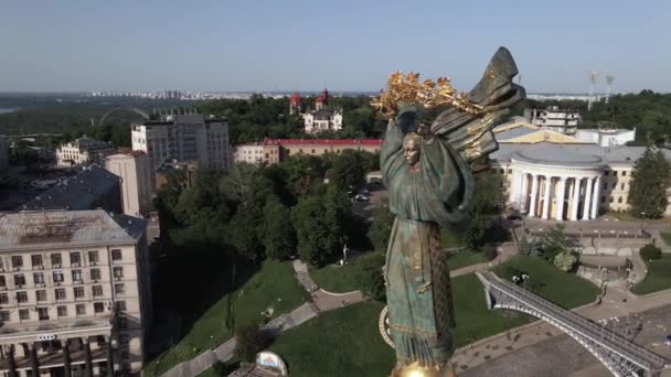 Kijev építészete. Ukrajna: Függetlenség tere, Maidan. Légi felvétel, lassított felvétel — Stock videók