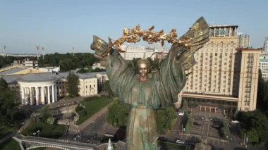 Kyiv 'in mimarisi. Ukrayna: Independence Meydanı, Meydan. Hava görüntüsü, yavaş çekim