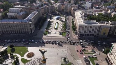 Kyiv 'in mimarisi. Ukrayna: Independence Meydanı, Meydan. Hava görüntüsü, yavaş çekim