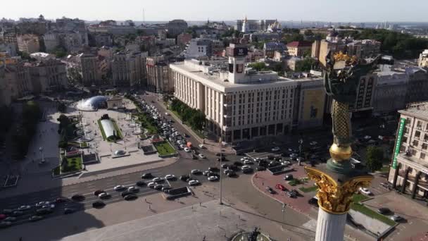 Архітектура Києва. Україна: Площа Незалежності, Майдан. Повітряний вид, повільний рух. — стокове відео