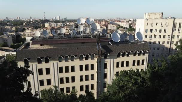 Antenne rotonde TV satellitare sul tetto dell'edificio. Aereo. Kiev, Ucraina — Video Stock