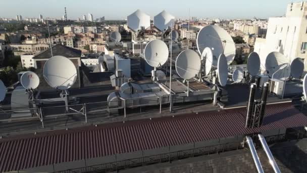 Binanın çatısında uydu antenleri var. Havadan. Kyiv, Ukrayna — Stok video