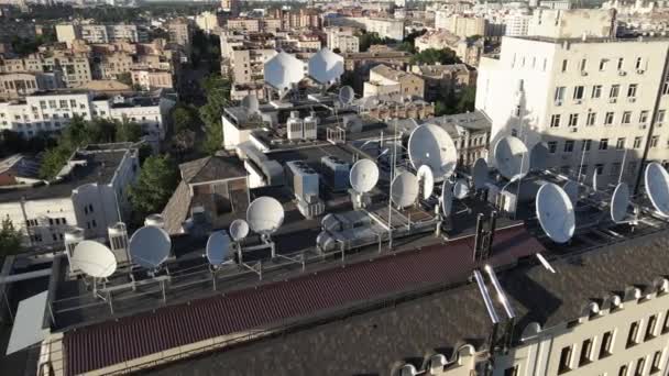 На даху будівлі круглі супутникові телевізійні антени. Повітря. Київ, Україна — стокове відео