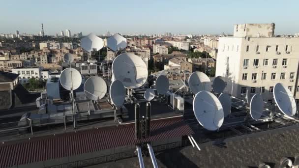 Antenas redondas de TV satelital en la azotea del edificio. Aérea. Kiev, Ucrania — Vídeos de Stock