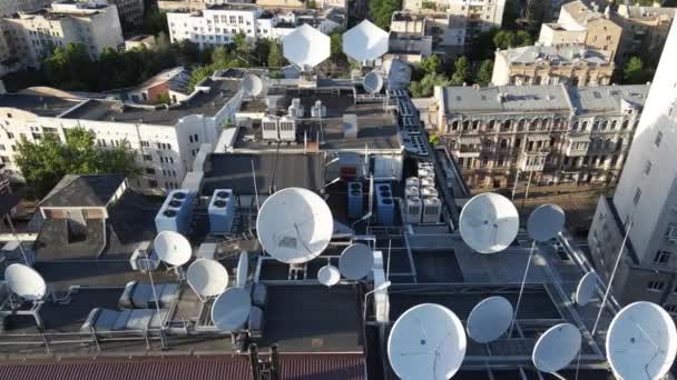 Kerek műholdas TV antennák az épület tetején. Légi. Kijev, Ukrajna — Stock videók