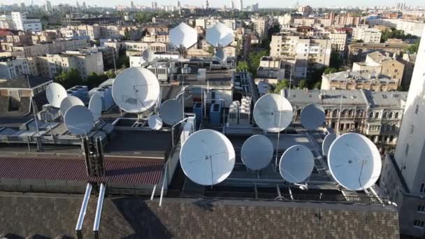 Antennes de télévision par satellite rondes sur le toit du bâtiment. Aérien. Kiev, Ukraine — Video