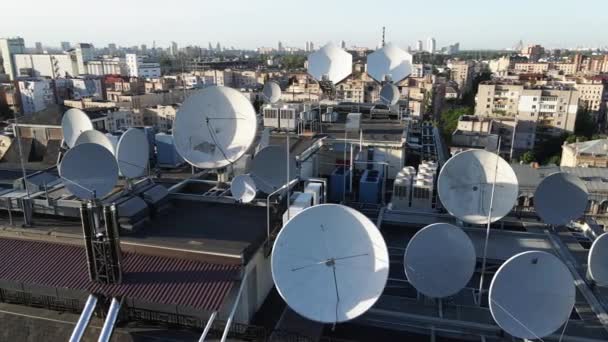 Antenas redondas de TV satelital en la azotea del edificio. Aérea. Kiev, Ucrania — Vídeos de Stock