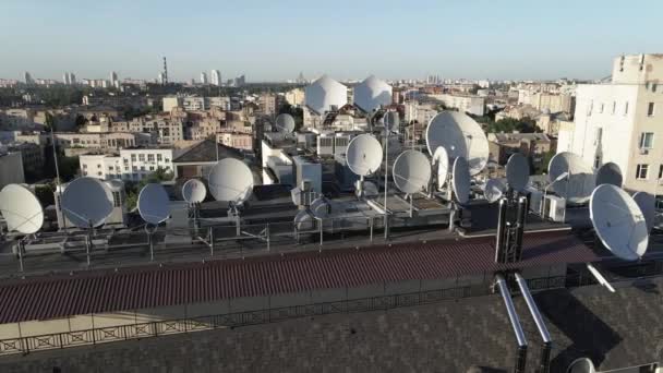 Kulaté satelitní televizní antény na střeše budovy. Letecký. Kyjev, Ukrajina — Stock video