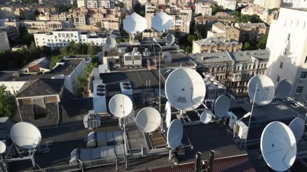 Runde satellit-tv antenner på taget af bygningen. Antenne. Kiev, Ukraine – Stock-video