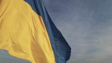 Ukrayna bayrağı. Ağır çekim. Kyiv. Ukrayna