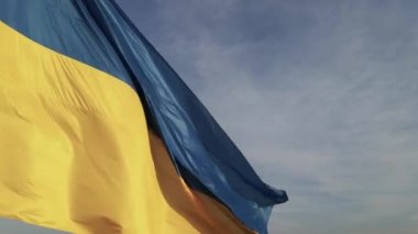Ukrayna bayrağı. Ağır çekim. Kyiv. Ukrayna