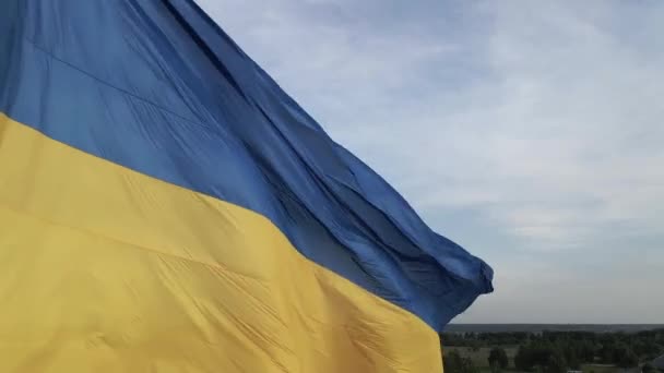 Ukrainska flaggan. Sakta i backarna. Kiev. Ukraina — Stockvideo