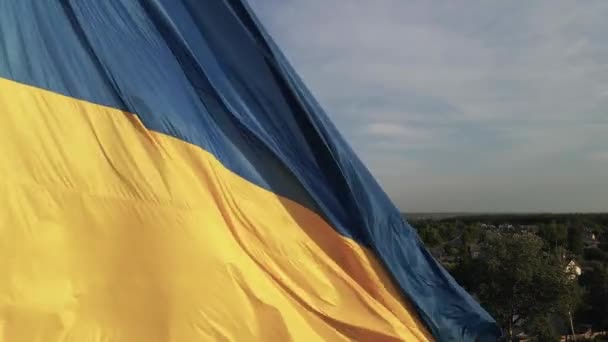 Bandera de Ucrania. En cámara lenta. Kiev. Ucrania — Vídeo de stock