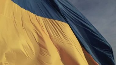 Ukrayna bayrağı. Ağır çekim. Kyiv. Ukrayna
