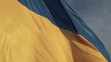 Ukrayna bayrağı. Ağır çekim. Kyiv. Ukrayna