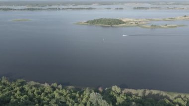 Ukrayna doğası, Dnipro Nehri. Hava görüntüsü. Ağır çekim, düz, gri