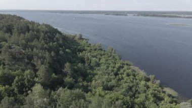 Ukrayna doğası, Dnipro Nehri. Hava görüntüsü. Ağır çekim, düz, gri