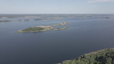 Ukrayna doğası, Dnipro Nehri. Hava görüntüsü. Ağır çekim, düz, gri
