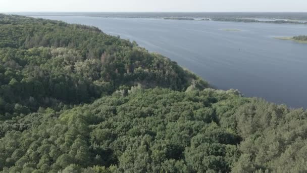 Natureza da Ucrânia: Rio Dnipro. Vista aérea. Movimento lento, plano, cinza — Vídeo de Stock