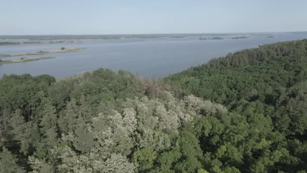 Natura dell'Ucraina: fiume Dnipro. Vista aerea. Rallentatore, piatto, grigio — Video Stock