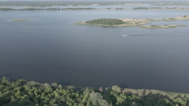 Natura dell'Ucraina: fiume Dnipro. Vista aerea. Rallentatore, piatto, grigio — Video Stock